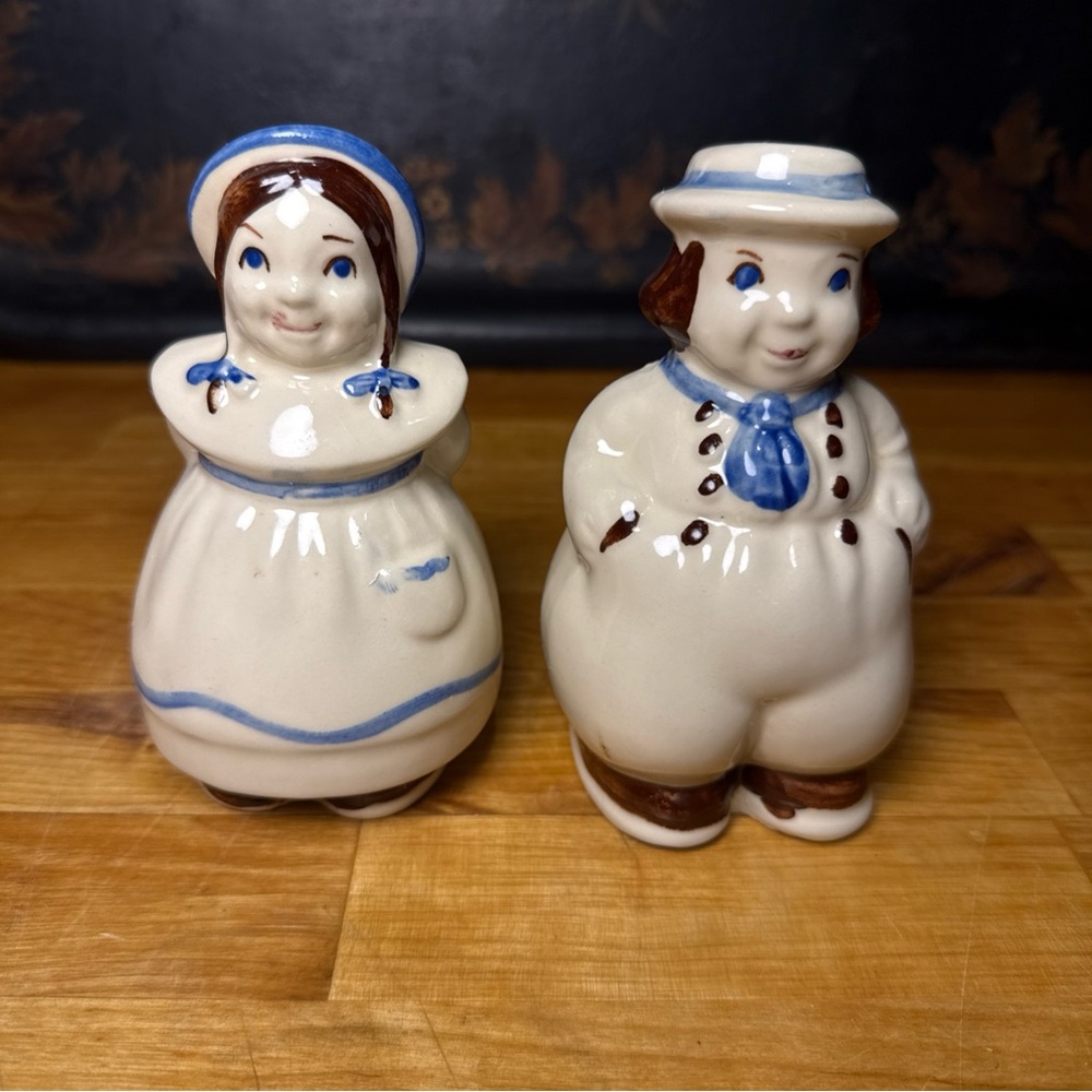 Vintage Ceramic Amish Jack & Jill salt & pepper shakers with Cork Stoppers Blue